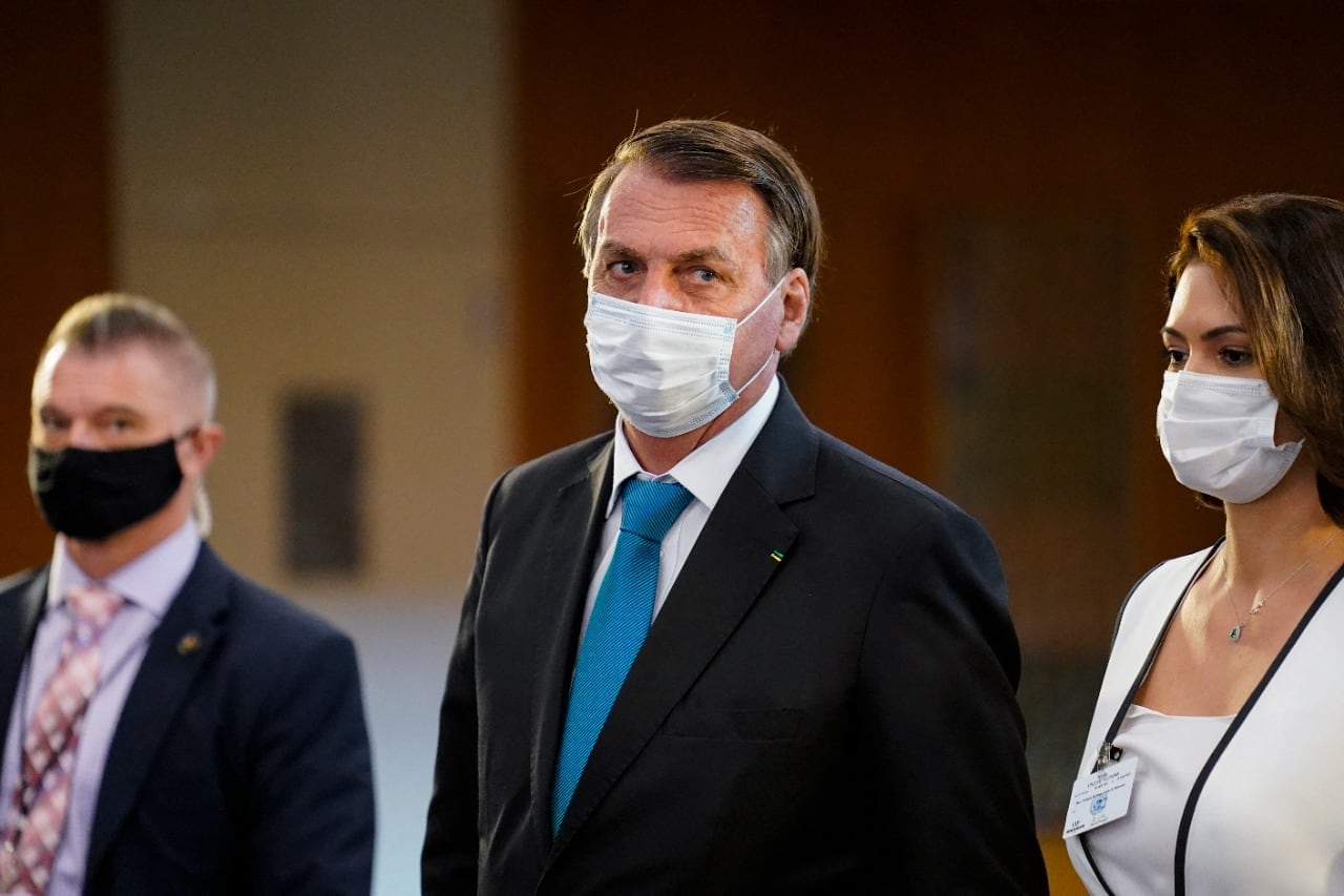 Bolsonaro abandona el edificio de la ONU después de su discurso.