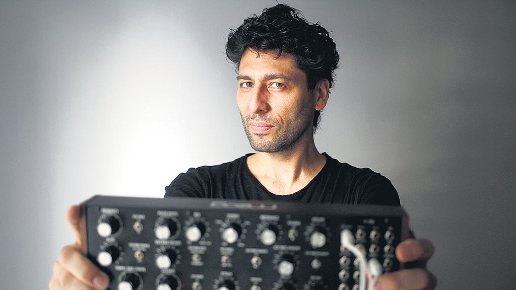 Aloras, músico que ha trabajado junto a Nebbia y Fito Páez, actuará hoy en La Tangente.