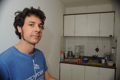 Mariano Conti en la cocina de Lado V, donde gestó las canciones de su nuevo disco solista.