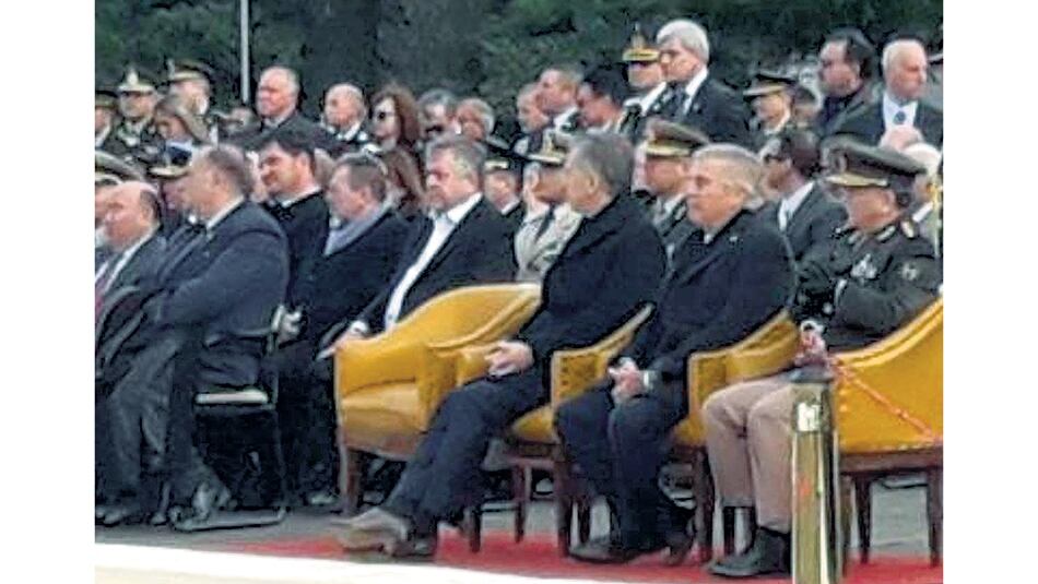 El fiscal Carlos Stornelli sentado a metros de Mauricio Macri.