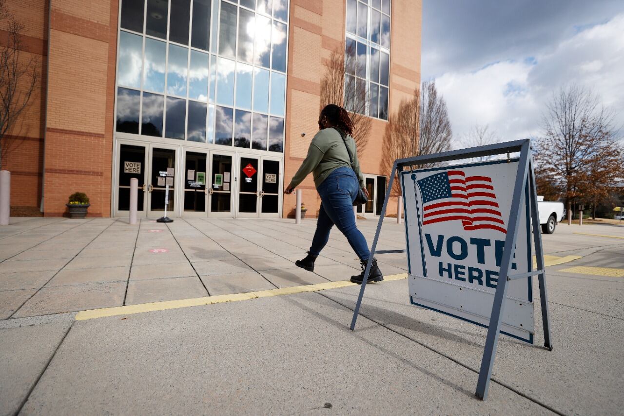 Una mujer va a votar a un centro de votación en una iglesia protestante de Marietta, Georgia.
