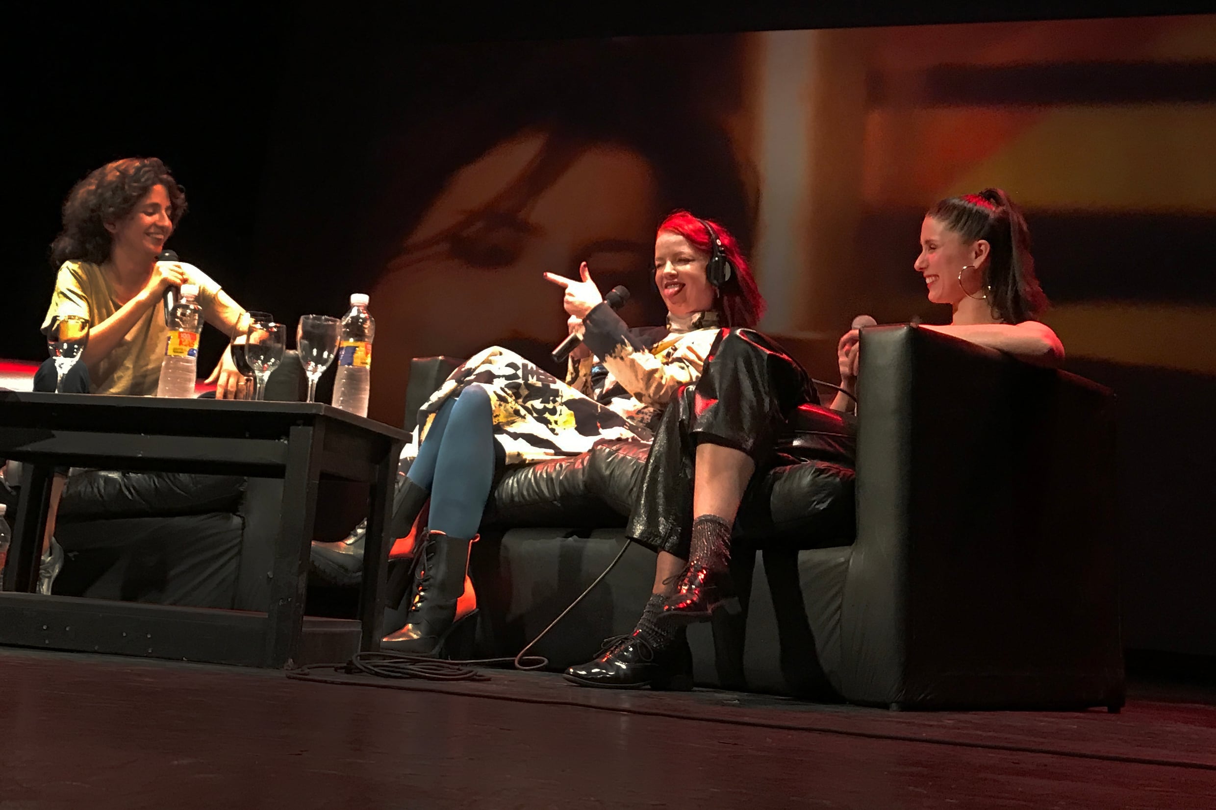 La charla comenzó con las tres cantantes contando cómo se hicieron feministas.