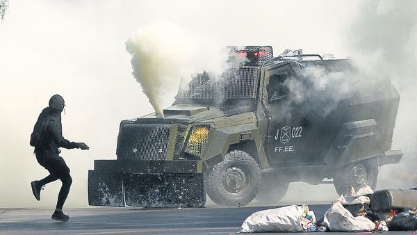 Estudiantes chocan con carabineros en La Alameda.
