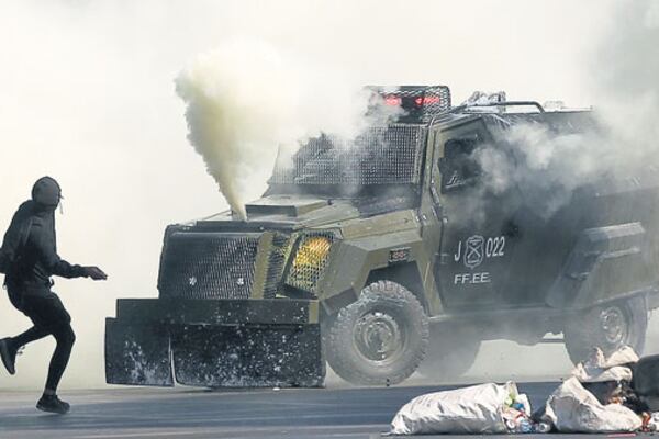 Estudiantes chocan con carabineros en La Alameda.