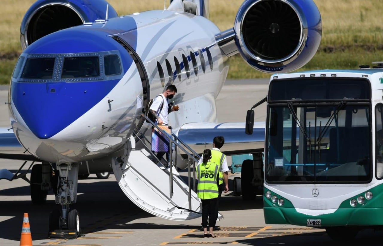 Manos ocupadas para Messi al bajar de su avión