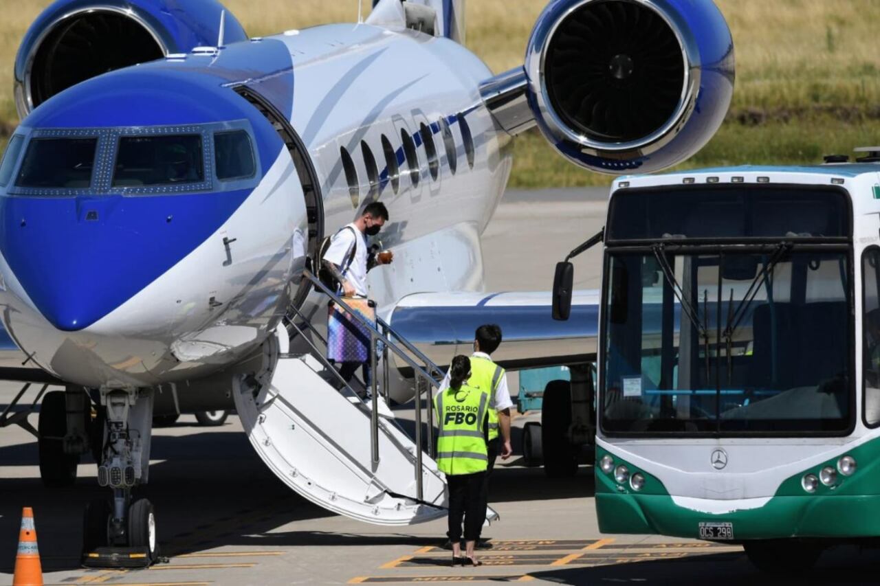 Manos ocupadas para Messi al bajar de su avión