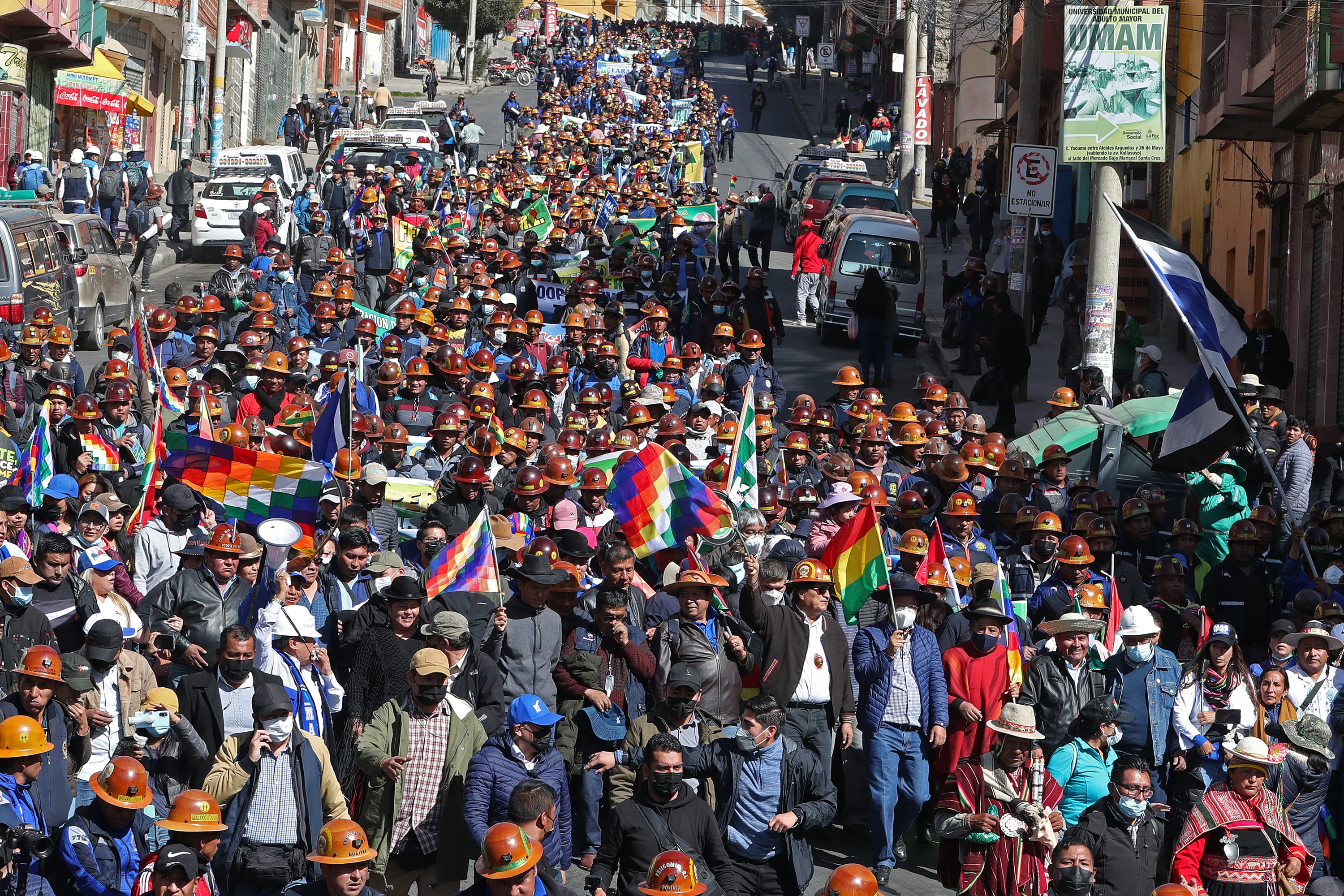 Milesdebolivianos defendieron la democrcia en La Paz.