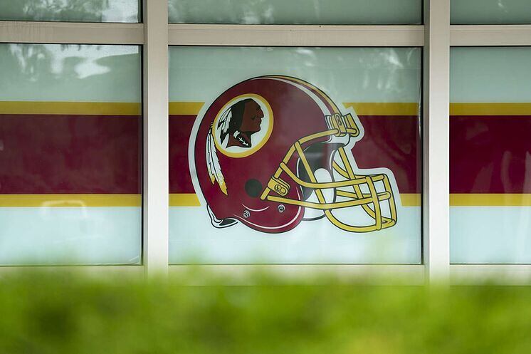 El logo de los Redskins también será cambiado por sus connotaciones racistas.