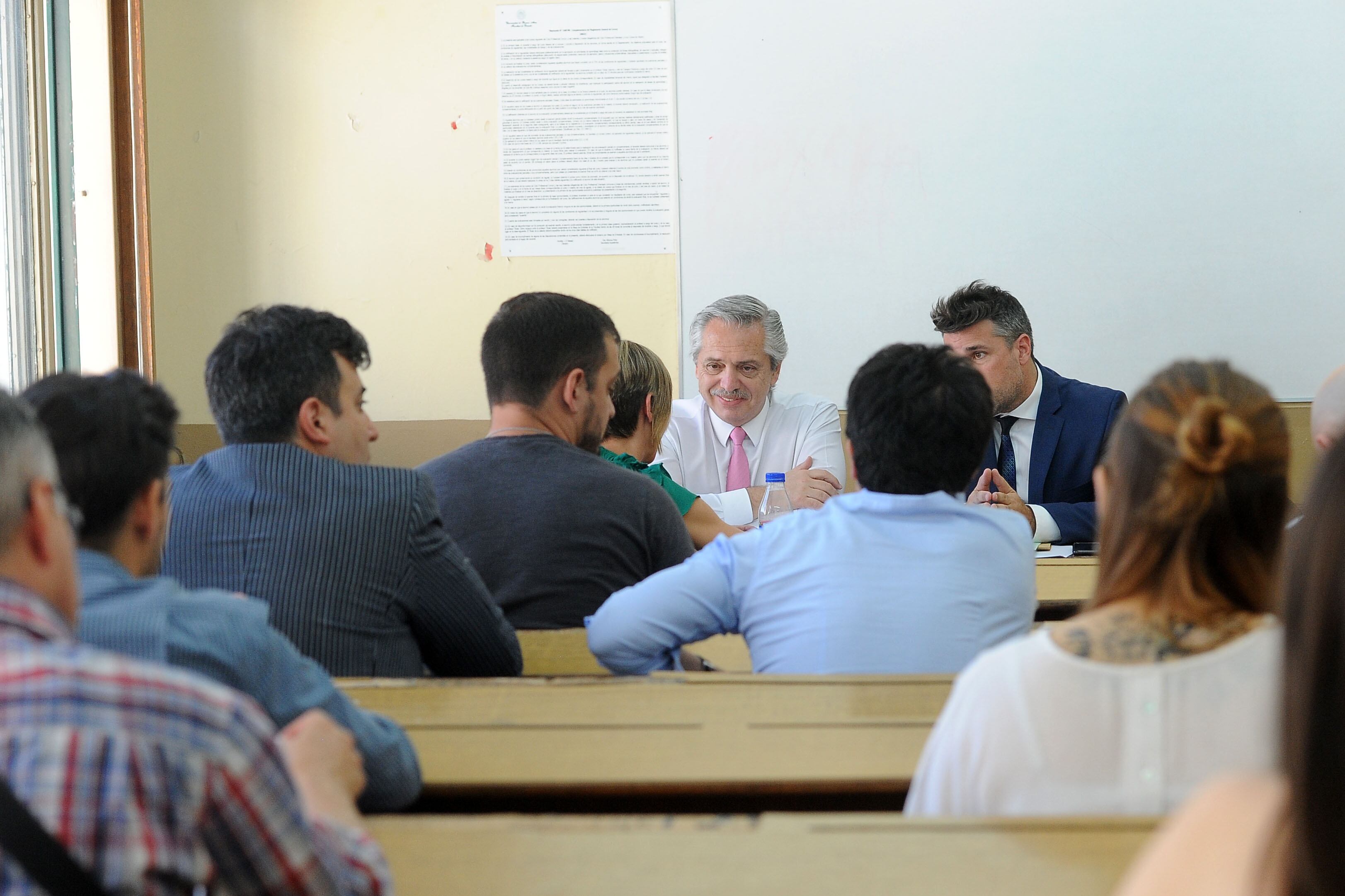 Alberto Fernández esta mañana en la mesa de examen en la Facultad de Derecho.