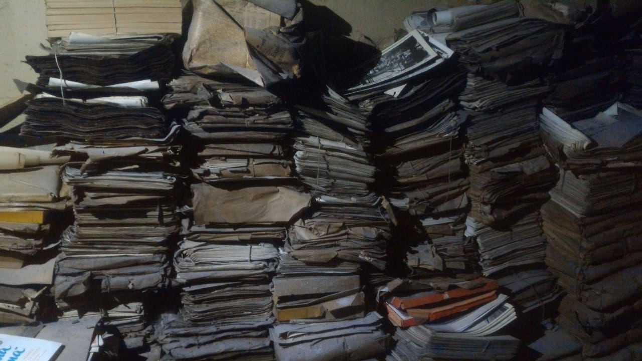 Papeles, afiches, fotografías y más archivo. 