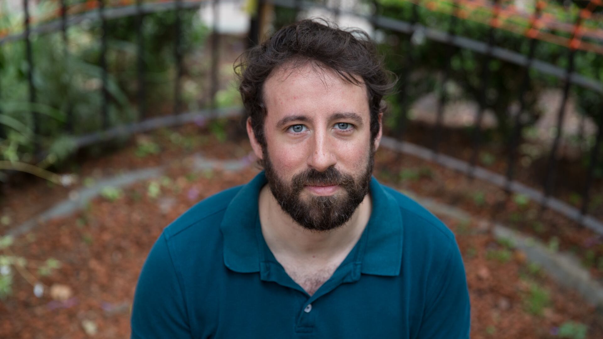 El periodista parte de historias con las que se topó en su trabajo para montarles un universo mágico alrededor.