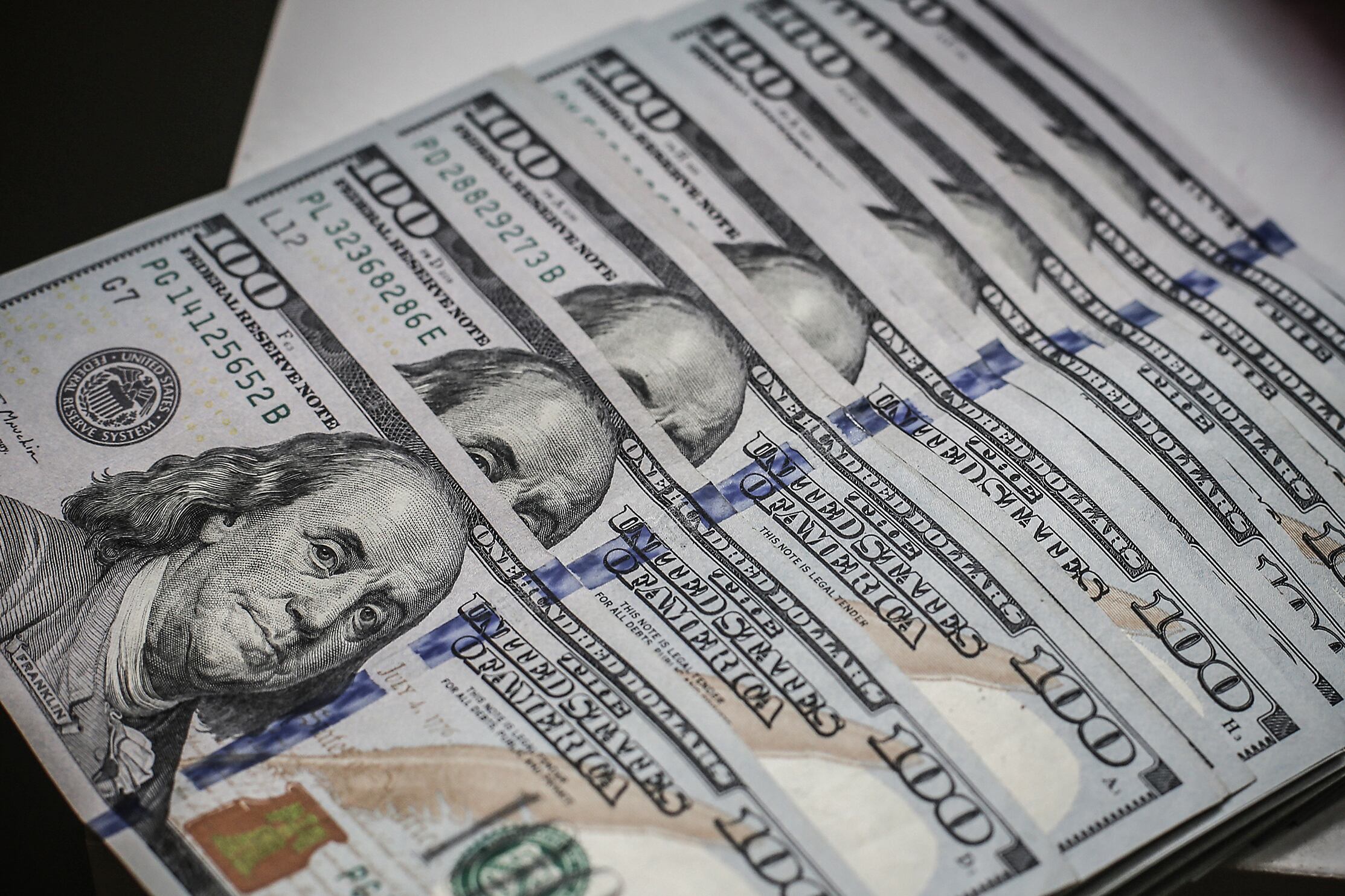 El dólar contado con liquidación (CCL) anotó un incremento del 0,3 por ciento, a 748 pesos; mientras que el MEP avanzó al 0,8 por ciento, a 664 pesos.