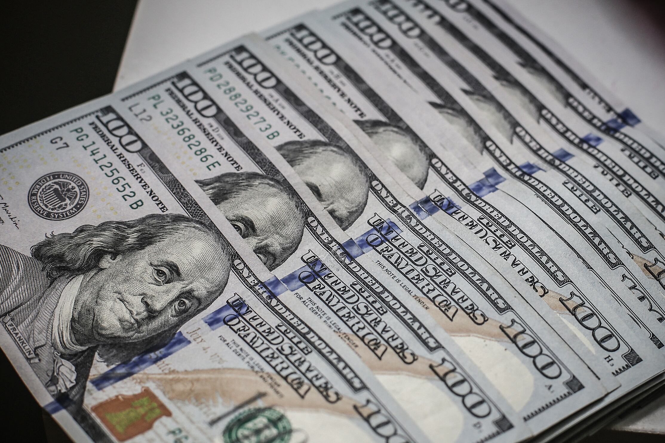 El dólar contado con liquidación (CCL) anotó un incremento del 0,3 por ciento, a 748 pesos; mientras que el MEP avanzó al 0,8 por ciento, a 664 pesos.