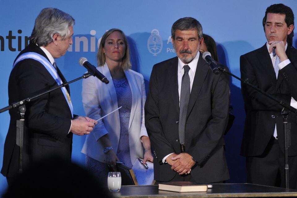 "Durante los cuatro años de Macri, las condiciones para los científicos se deterioraron a tal nivel que las becas quedaron debajo de la línea de pobreza", dijo Salvarezza.