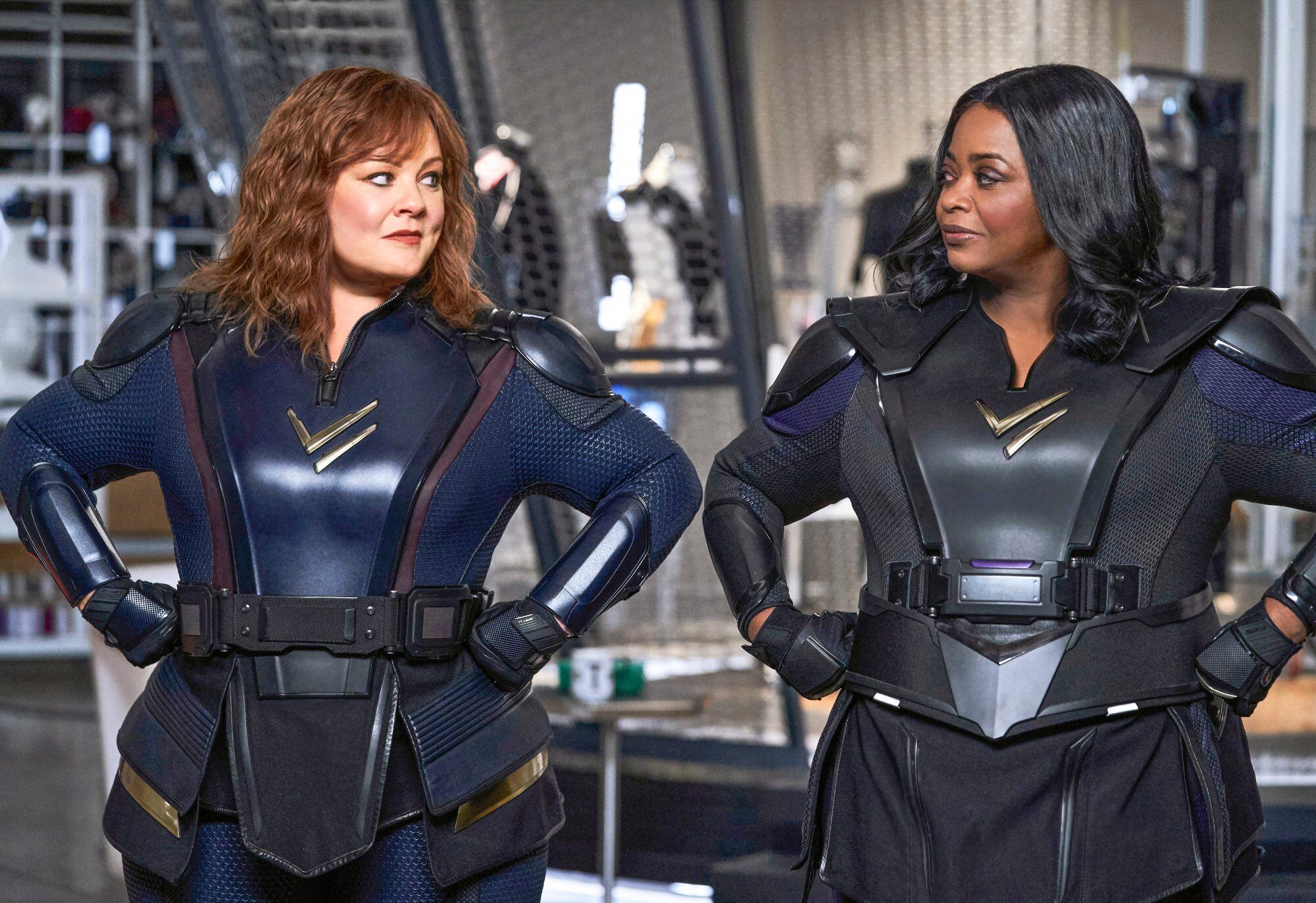Melissa McCarthy y Octavia Spencer en trajes de spándex. 