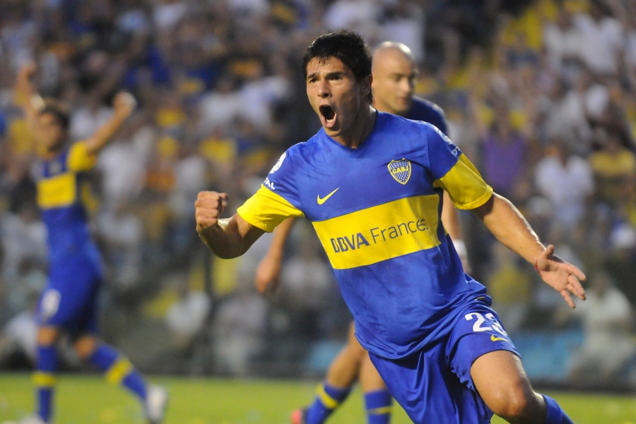 Roncaglia festeja un gol con la camiseta de Boca