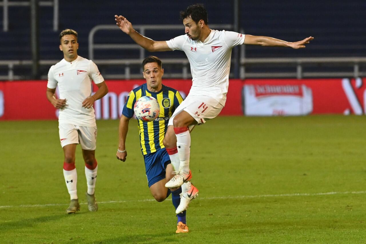 Sánchez Miño domina la pelota de forma acrobática