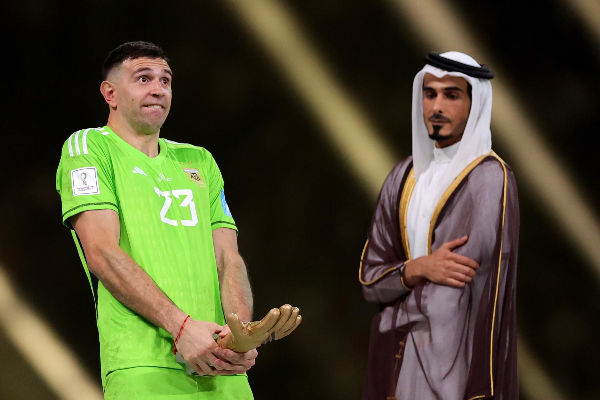 Emiliano "Dibu" Martínez reveló el por qué del gesto en la entrega del Guante de Oro. "Fue una broma con mis compañeros", contó. (Foto: AFP)