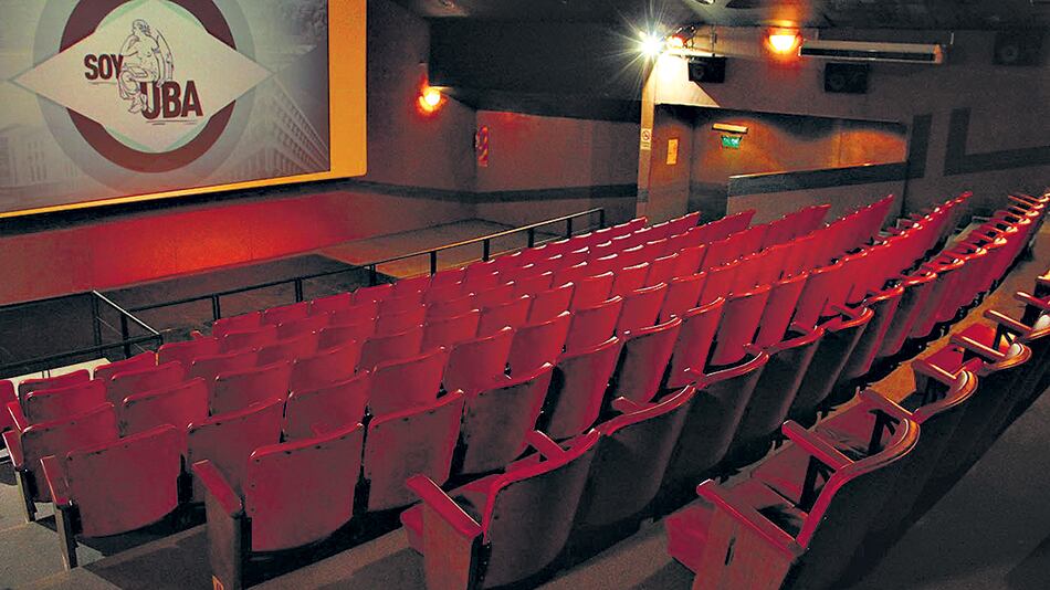 La obra presenta cinco actores y tres músicos en escena.