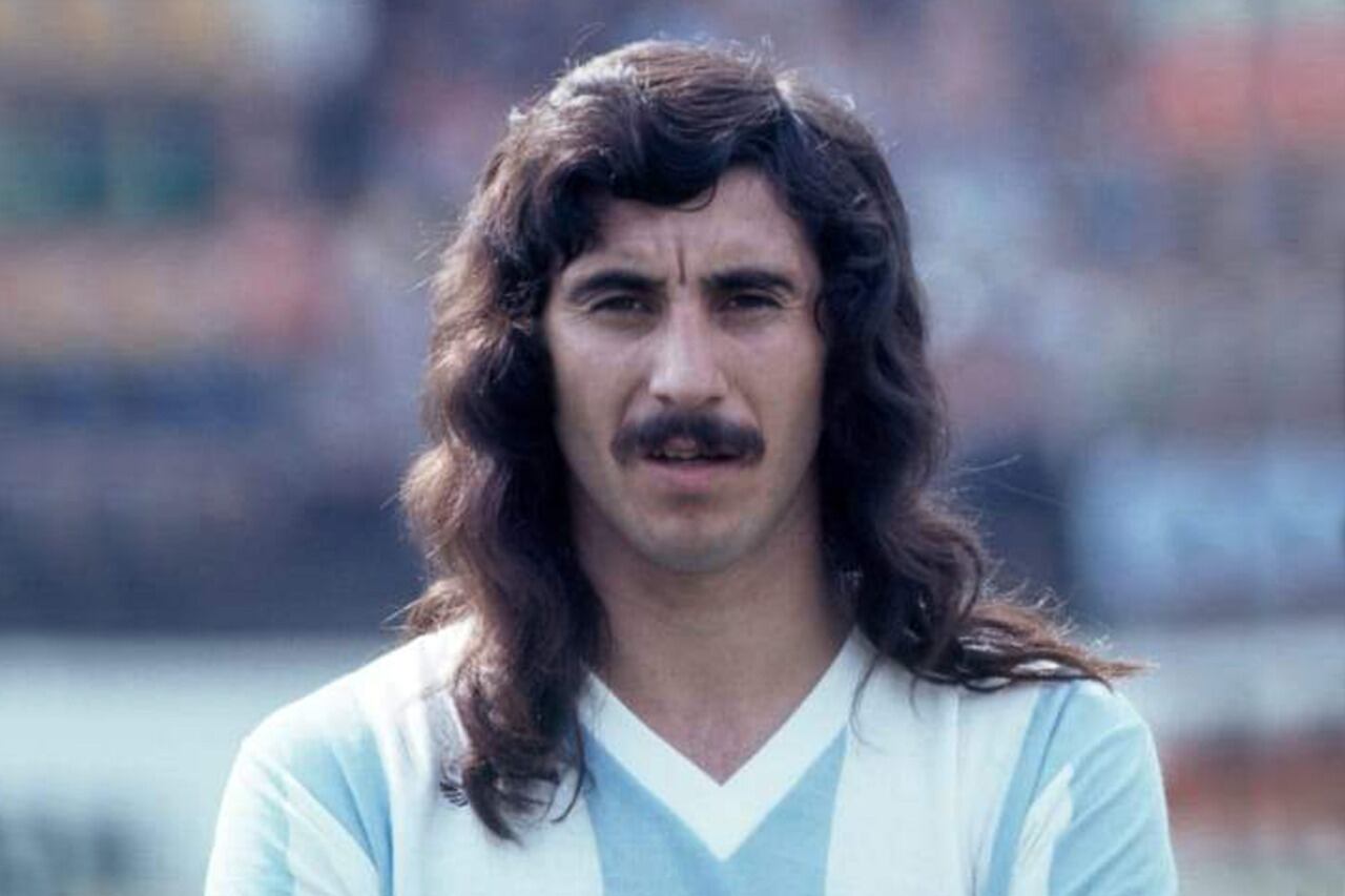 Cabello largo y bigote setentoso, el look rockero de Ayala.