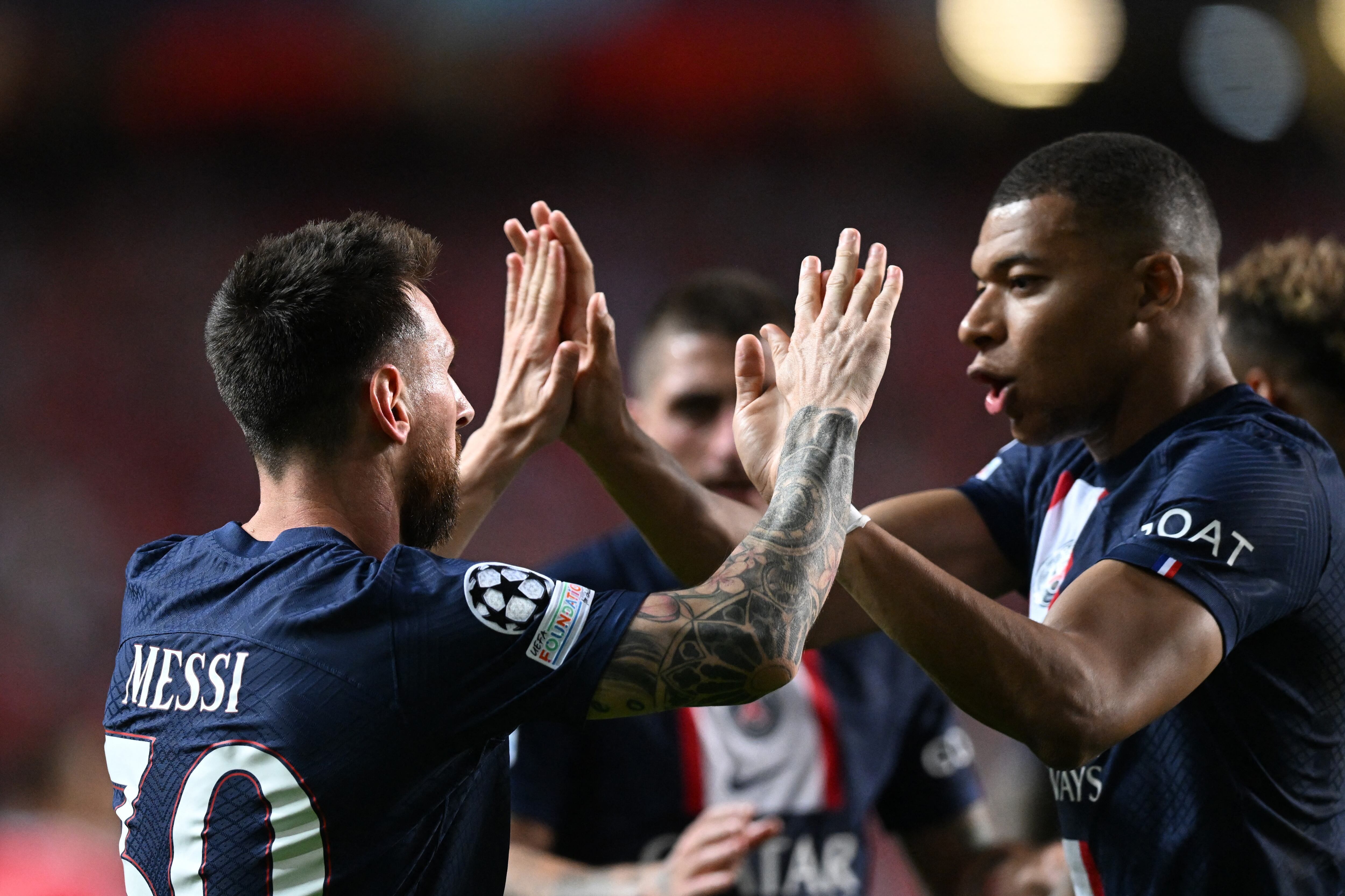 Messi y Mbappé chocan los cinco en un encuentro del PSG (Foto: AFP).