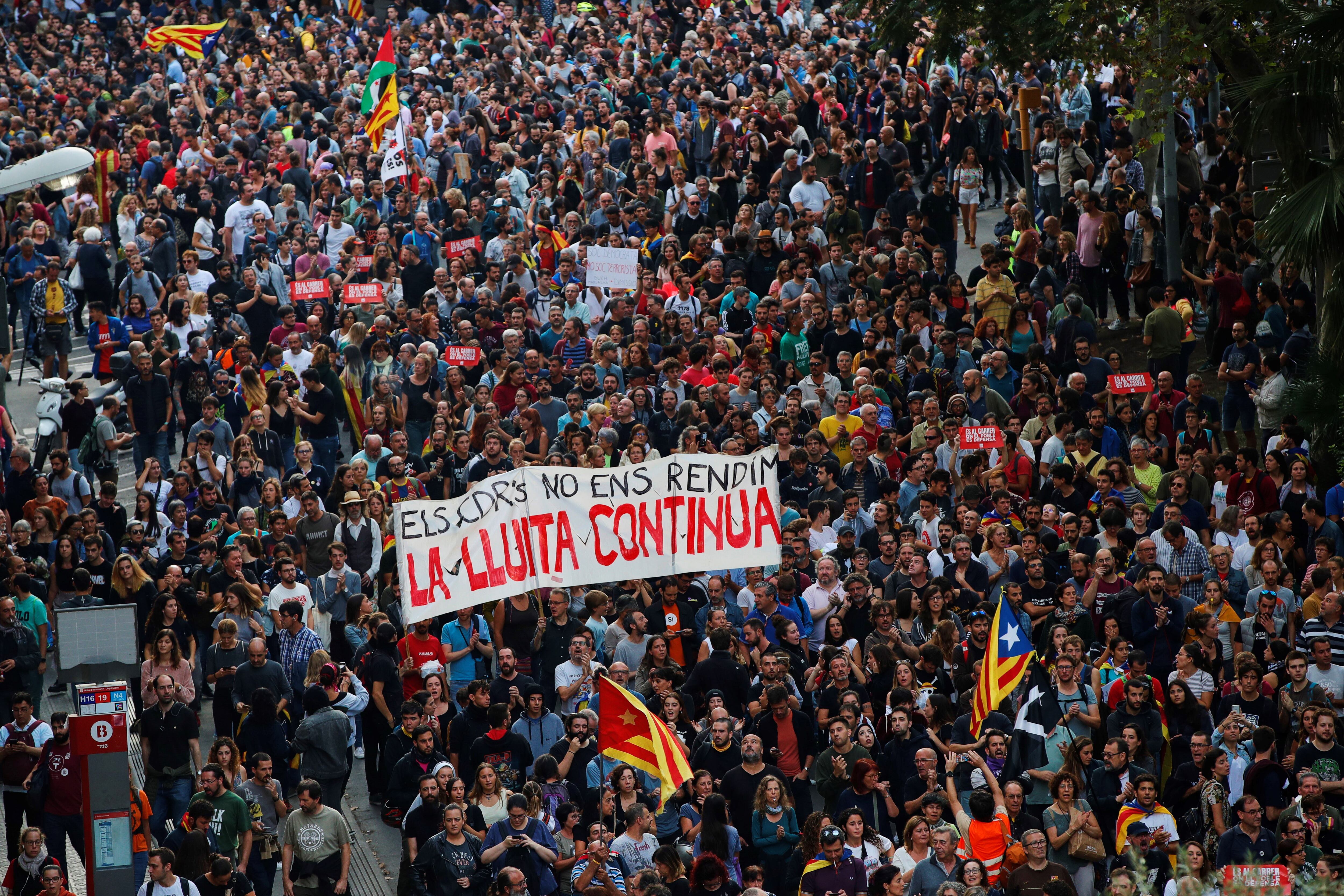 El centro, tomado por manifestantes que llevan la bandera de la estrella.