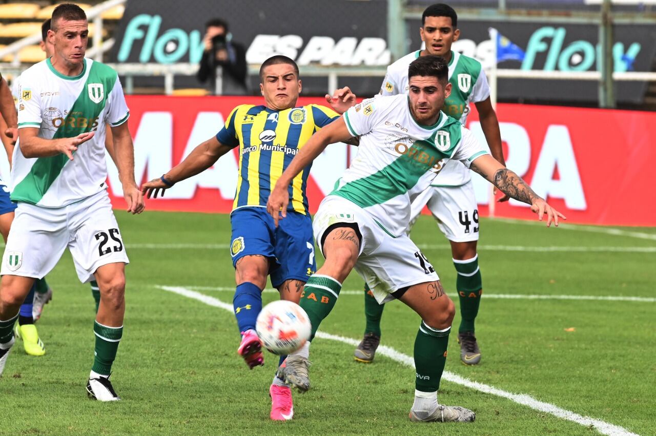 Alexis Sosa (dorsal 19) y Abel Amaya (49), dos de los juveniles que dieron la cara por Banfield ante Central.