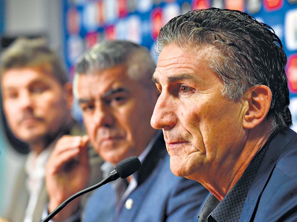Edgardo Bauza hace su monólogo ante la atenta mirada de Claudio Tapia y Marcelo Tinelli.