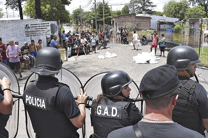 La Gendarmería y la policía local atacaron a los vecinos que cortaron la ruta 8.