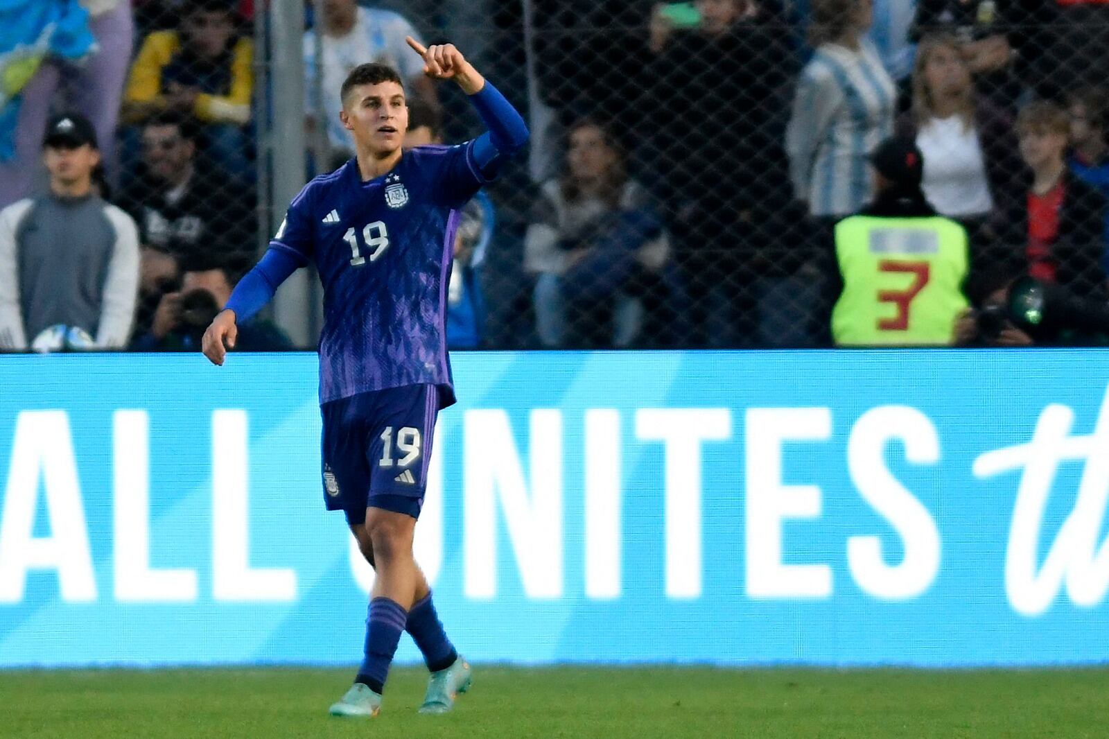 Gino Infantino, con la cinta de capitán de la Selección.