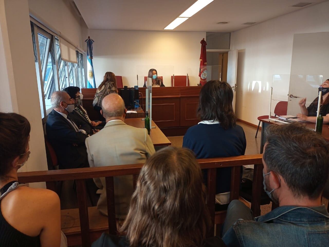 Johnston y González Henriquez, de espaldas. 