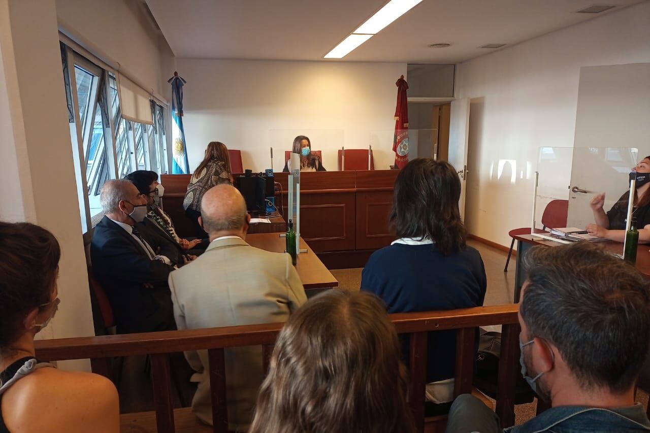 Johnston y González Henriquez, de espaldas.