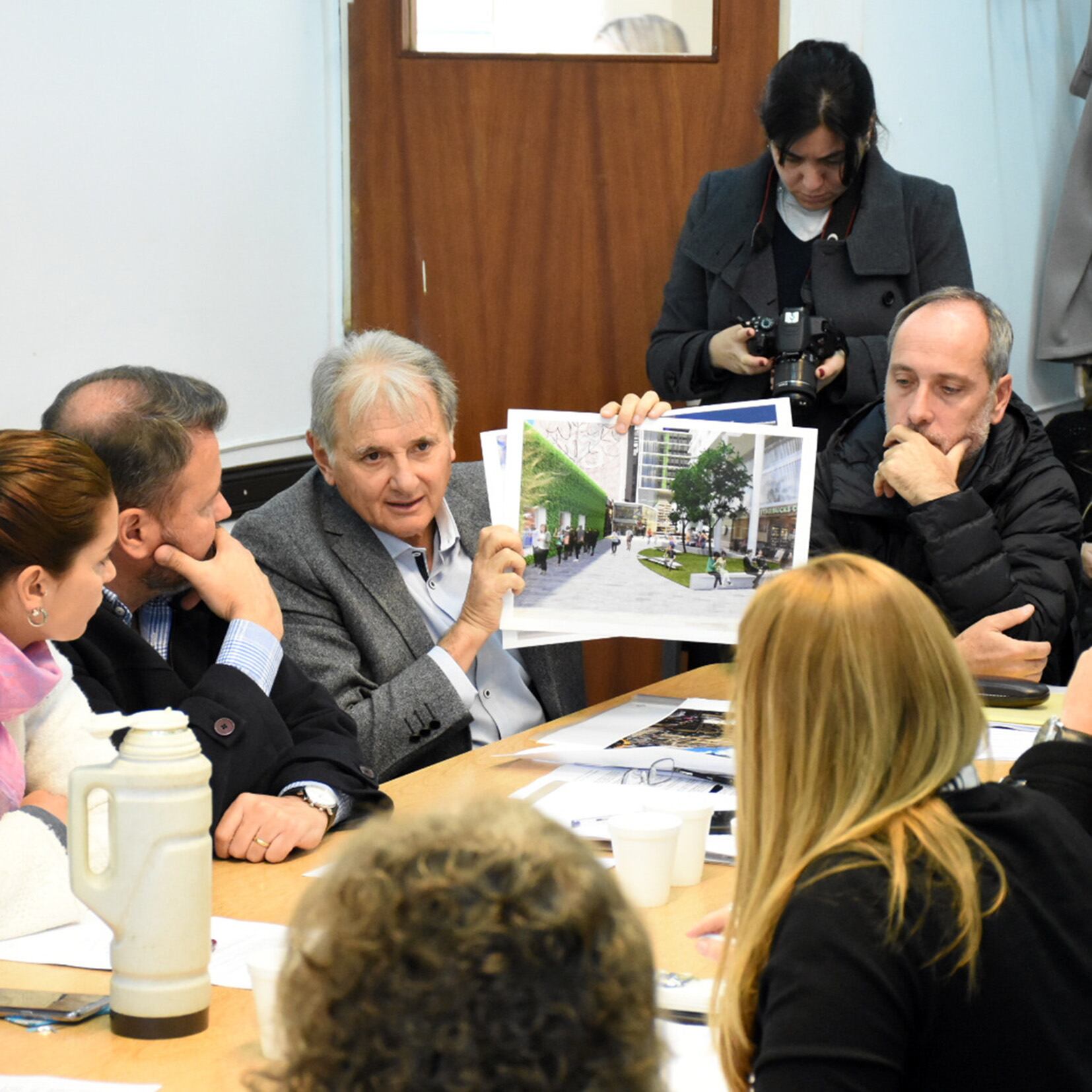 Lattuca expuso ante los ediles de la comisión de Planeamiento.