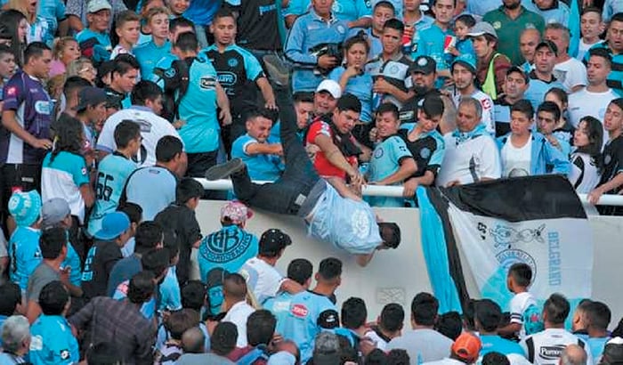La iamgen de Balbo cayendo al vacío empujado por hinchas de Belgrano.