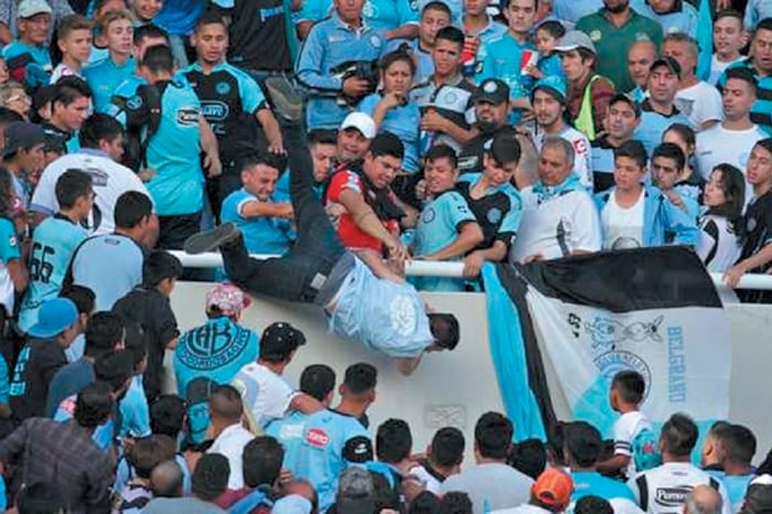 El momento en que Emanuel Balbo es arrojado desde la tribuna alta a la baja.