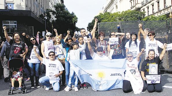 Familiares y sobrevivientes de la tragedia de Cromañón se manifestaron frente a la Legislatura porteña.