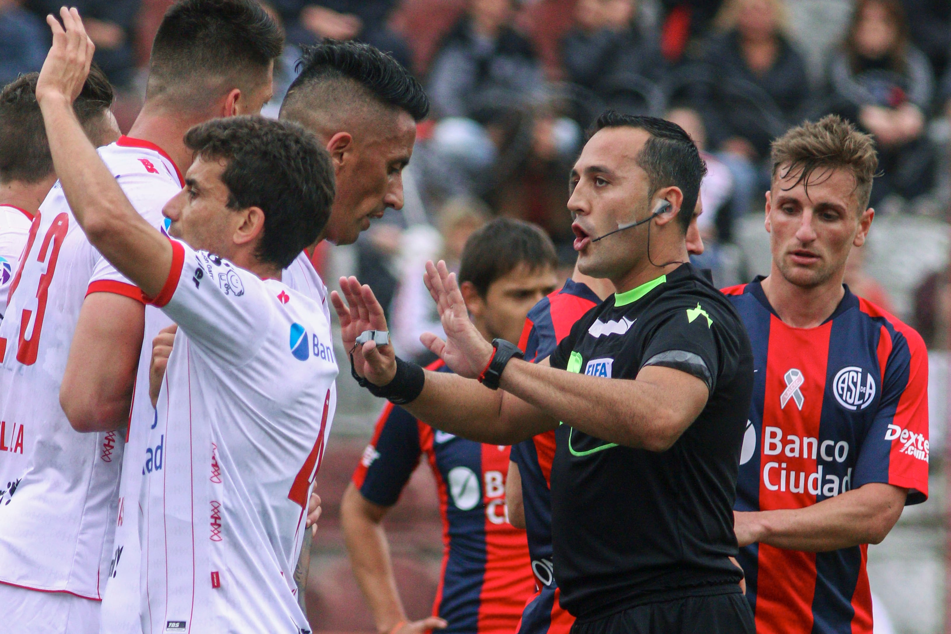 El referí Fernando Espinoza.