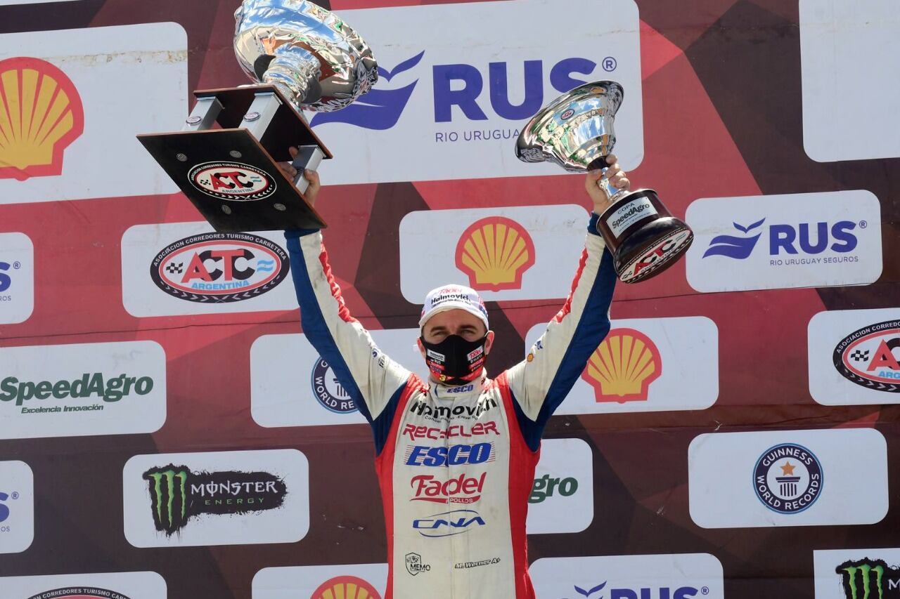 Werner levanta las copas en el podio de San Nicolás.