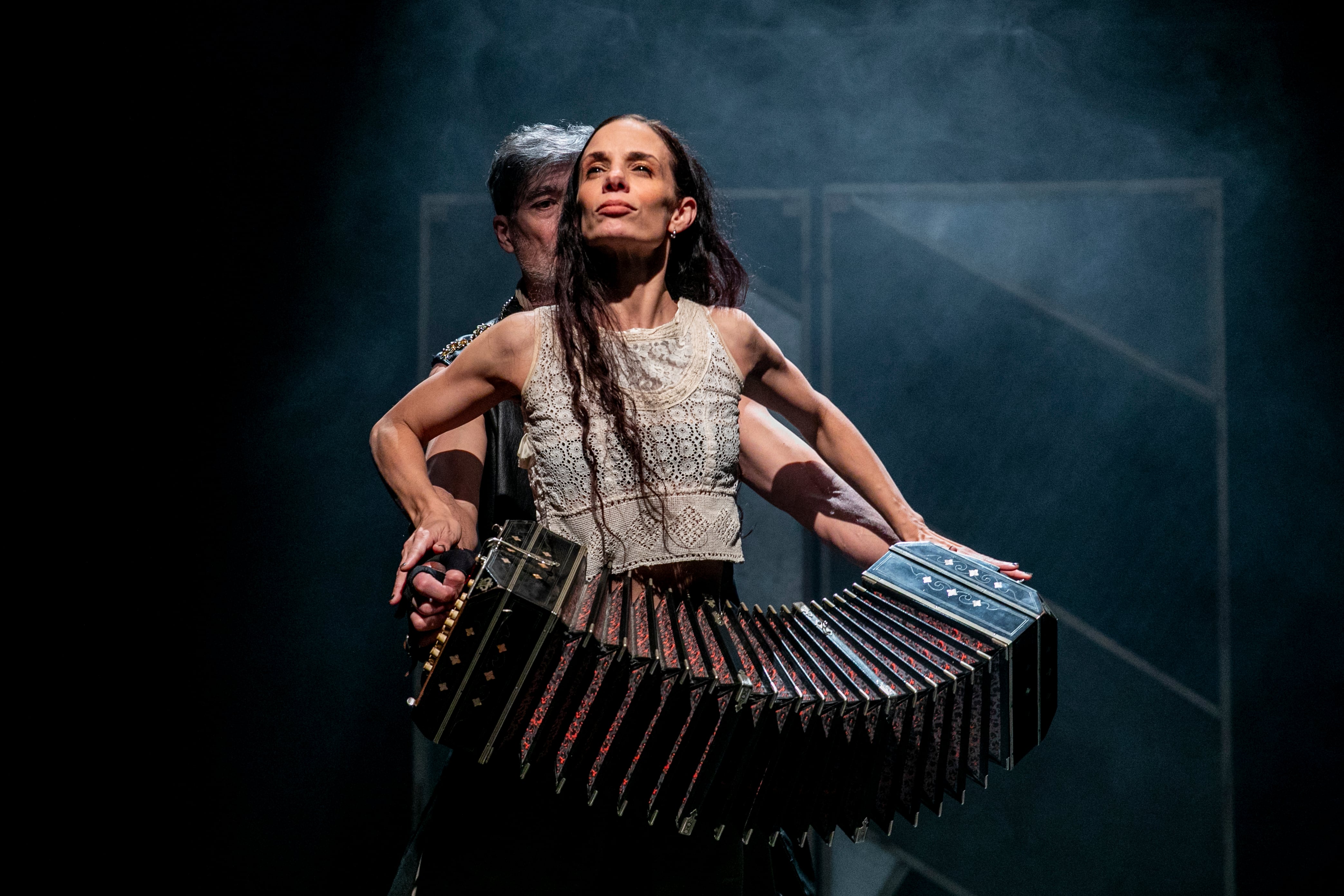 Siete bailarines le ponen el cuerpo a la búsqueda de identidad de un tal Juan. Imagen: Alejandro Carmona