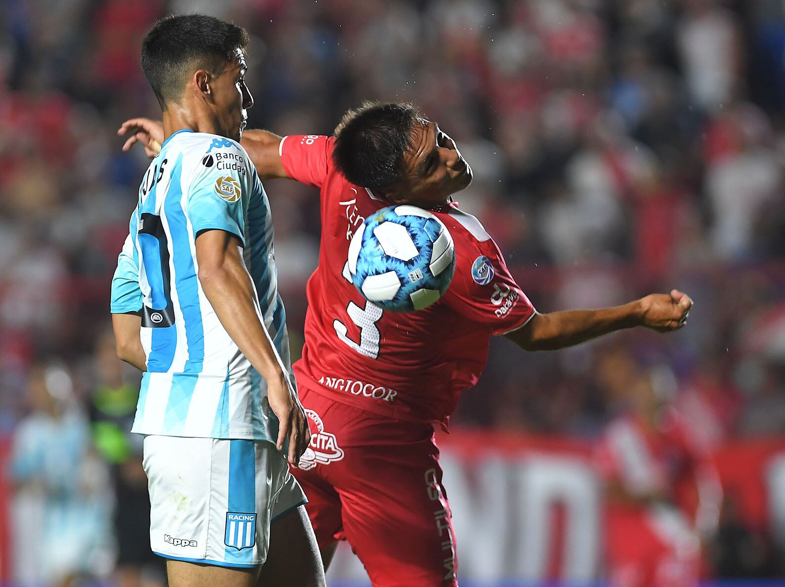 Rojas y Mac Allister luchan por la pelota en el área de Argentinos.