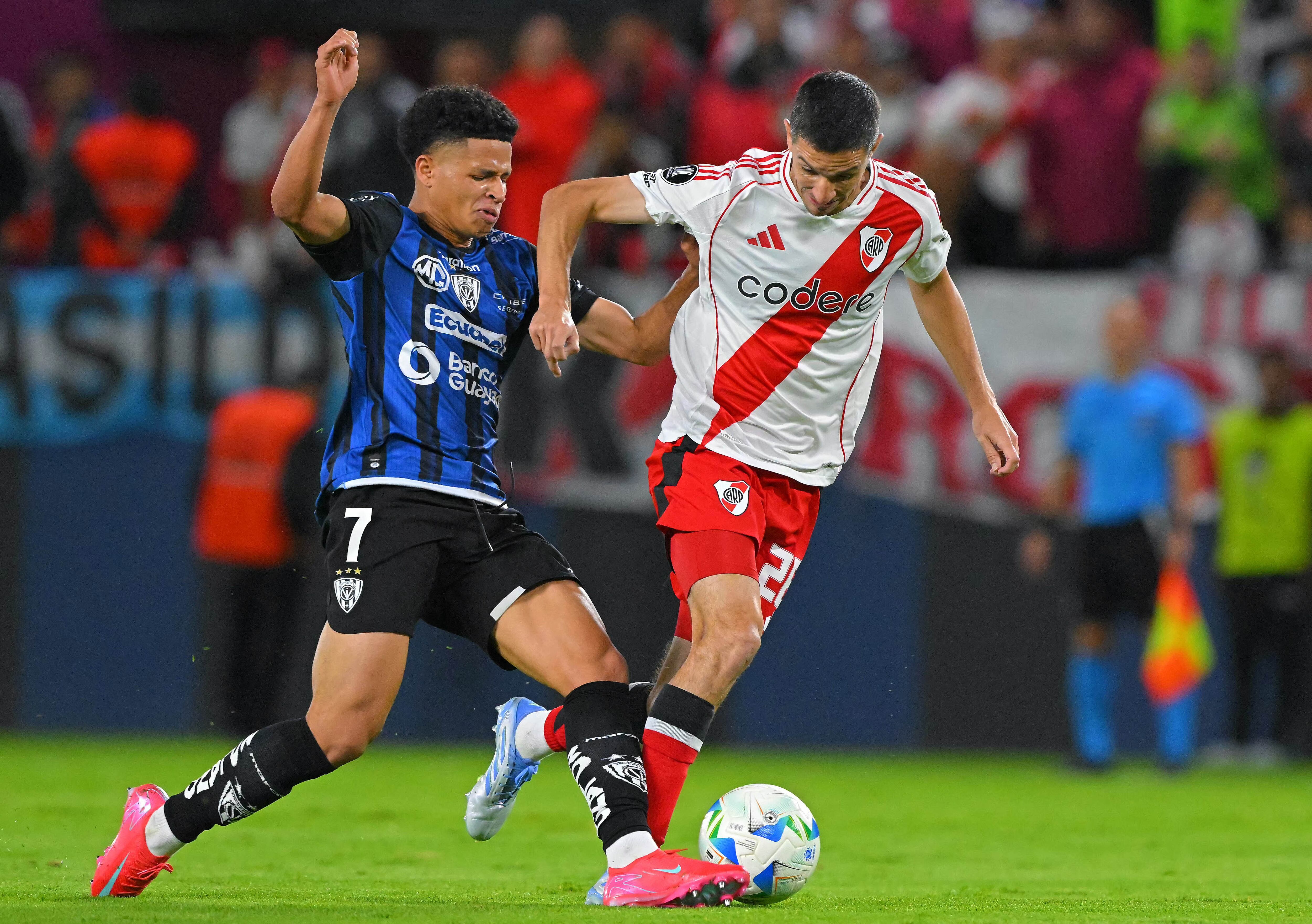 Ignacio Fernández se lleva la pelota ante Mercado