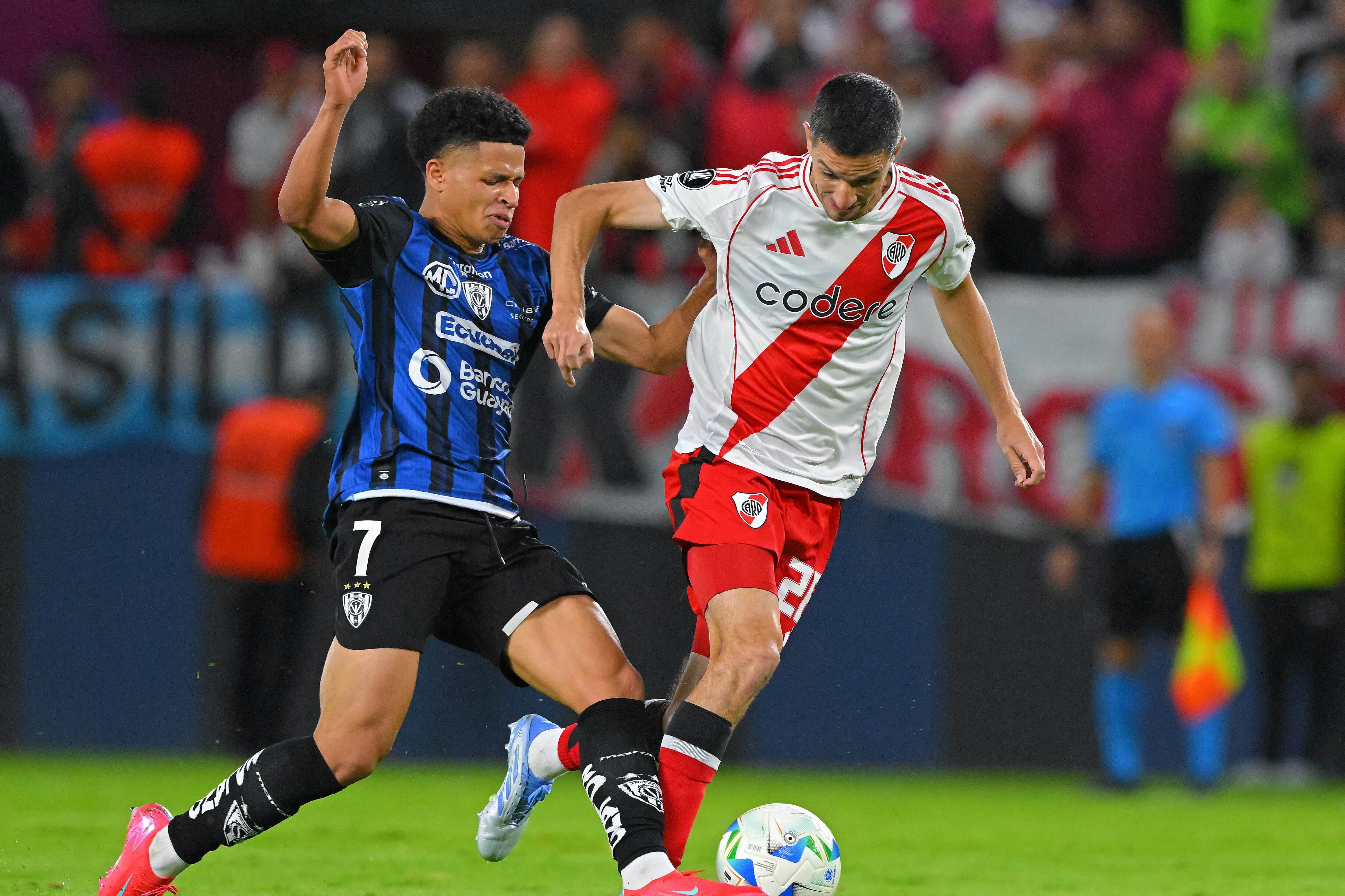 Ignacio Fernández se lleva la pelota ante Mercado