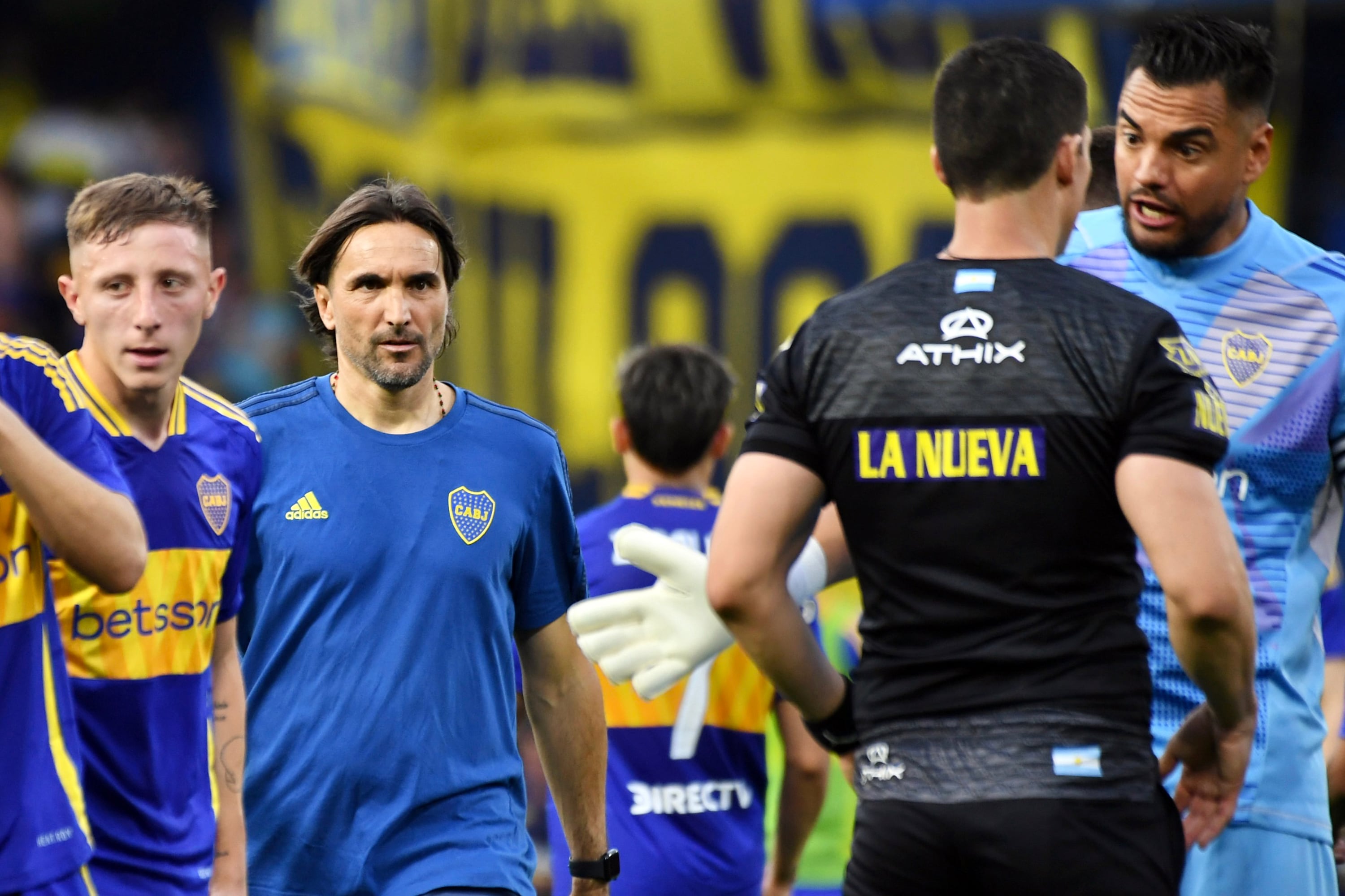 Romero y todo Boca le protestaron al árbitro Ramírez por la decisión final