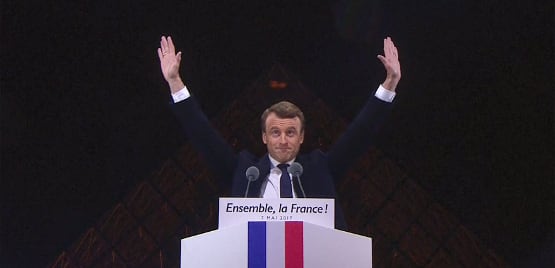 Macron celebró frente al Museo del Louvre en París con miles de sus seguidores.