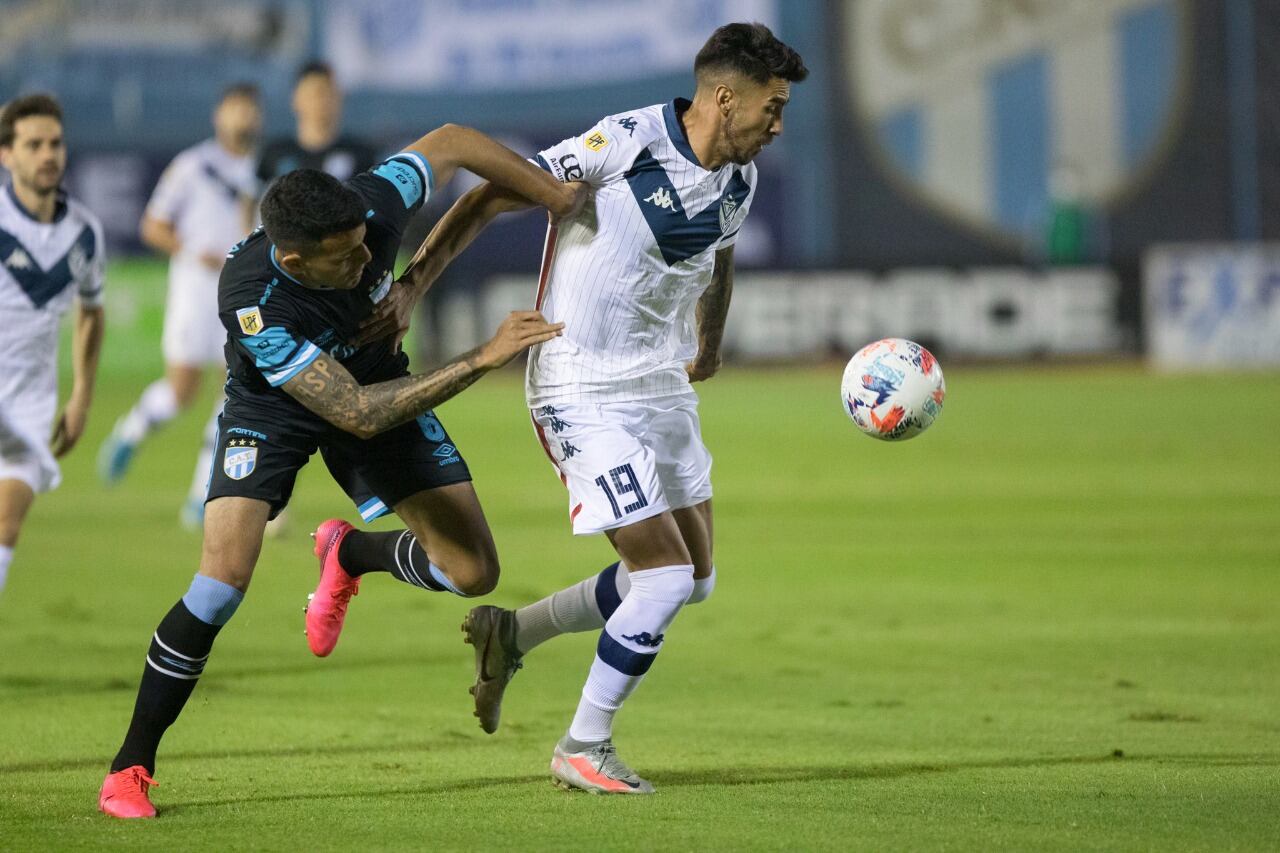 Lucero intenta prosperar en ataque. El Decano no pudo con el Fortín.