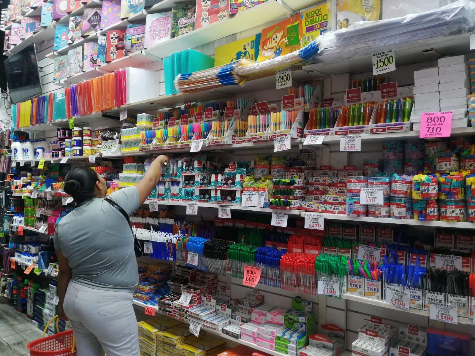 Adelantar compras en plenas vacaciones: las estrategia de las familias para ganarle a la inflación. (Foto: Manuela Tobía)