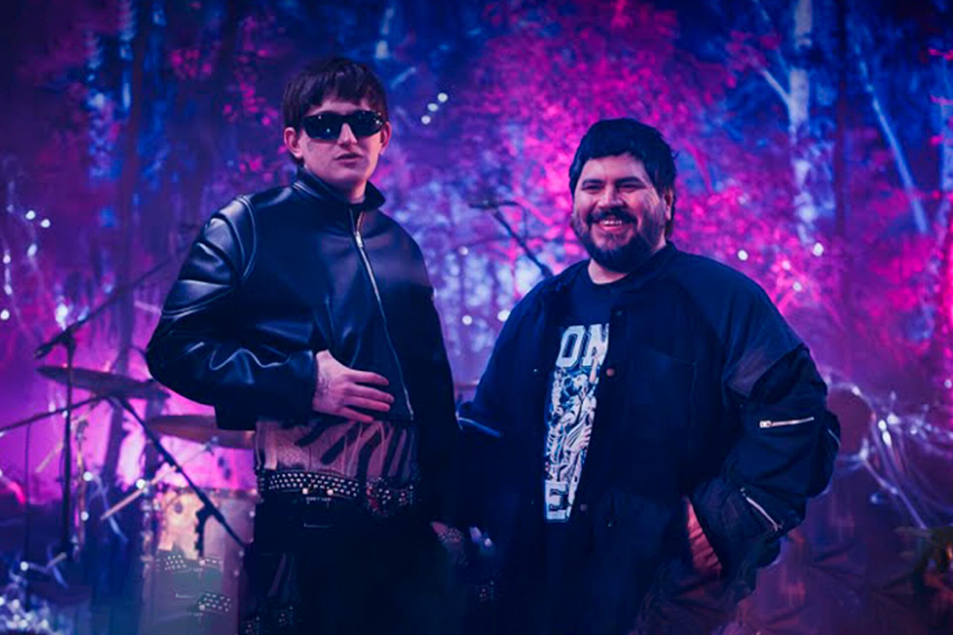 Inmerso en el marco boscoso de las Portal Sessions, el rapero reversionó Cirugía, en dupla con Santiago Motorizado.