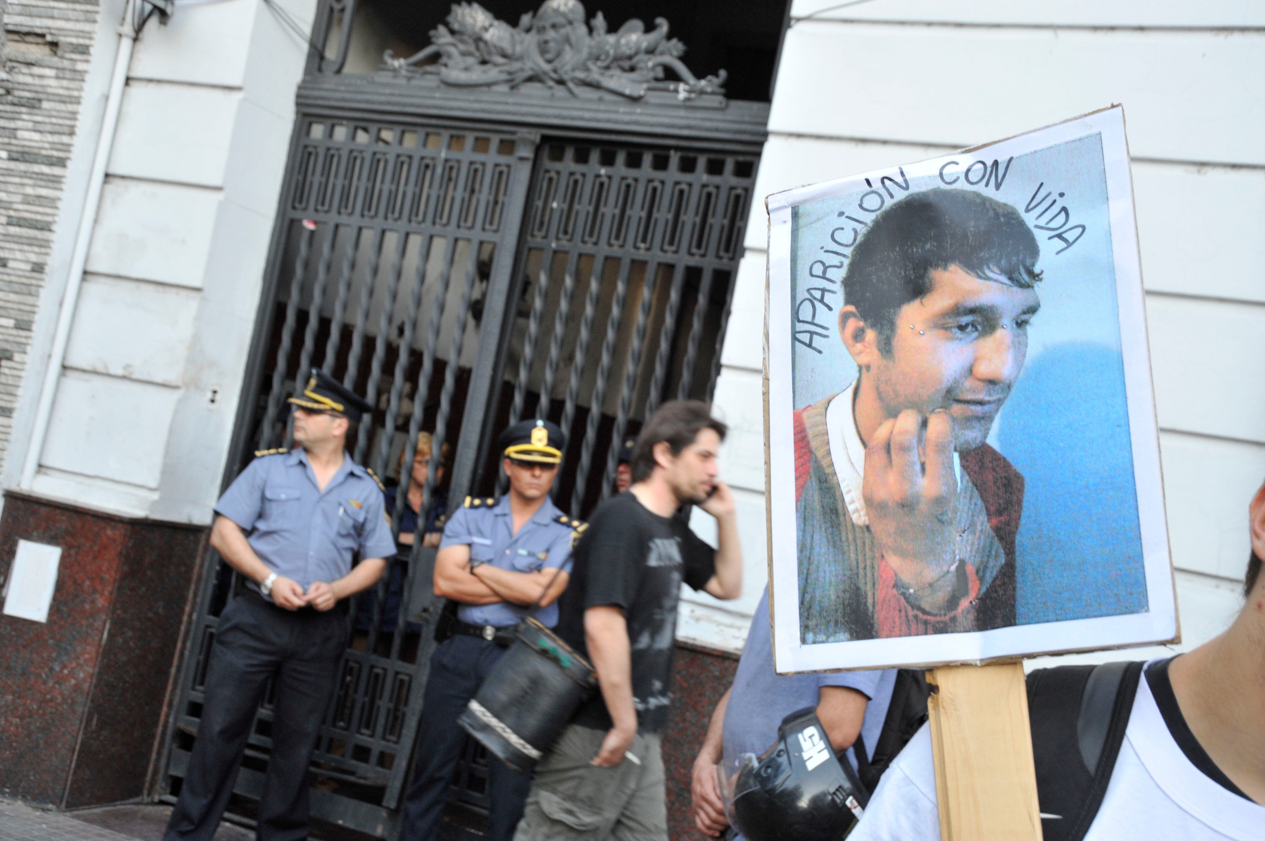Una de las manifestaciones de familiares de Casco frente a la comisaría 7ª.