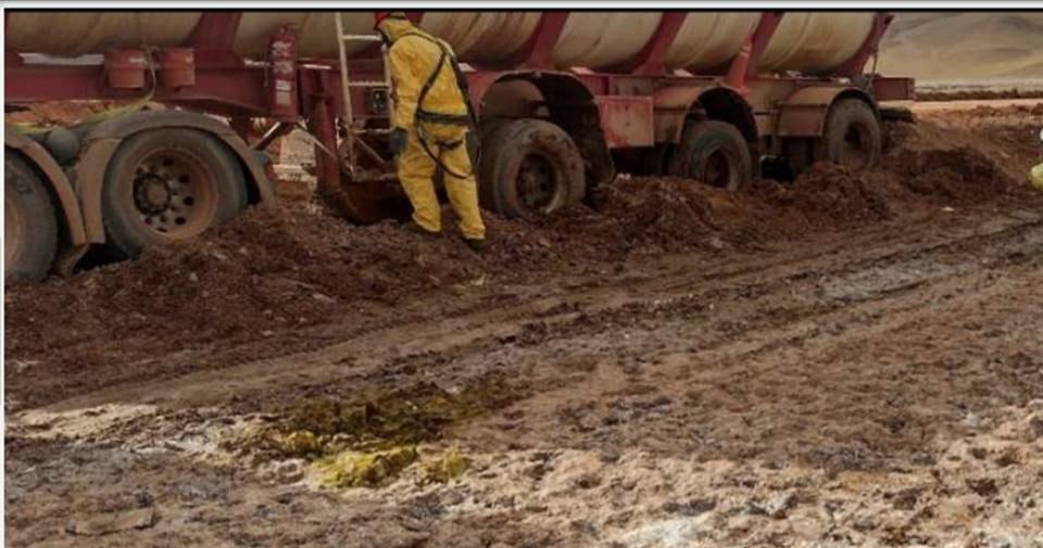 Mancha de ácido clorhídrico en el suelo del Salar del Hombre Muerto. 