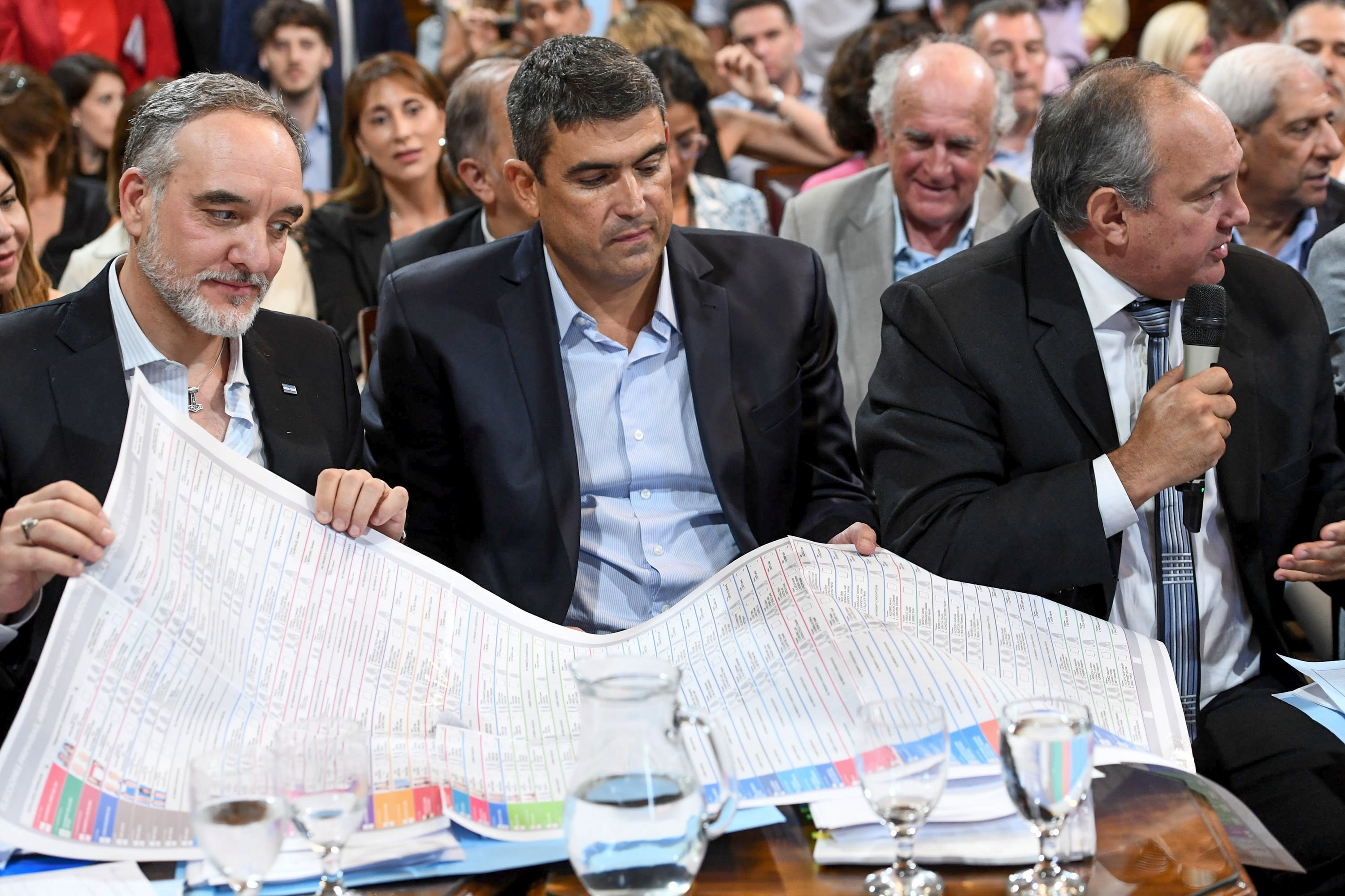 Los senadores y un ejemplar de lo que sería la Boleta Única de Papel. 